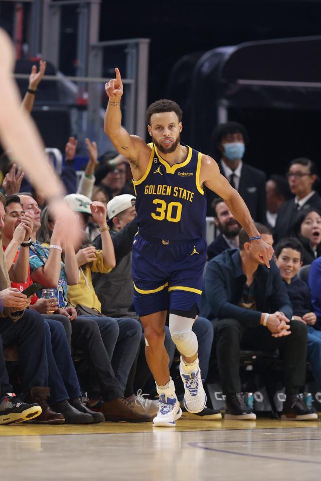 开云体育下载官网-三分命中数25比3！火勇之战变成三分教学局